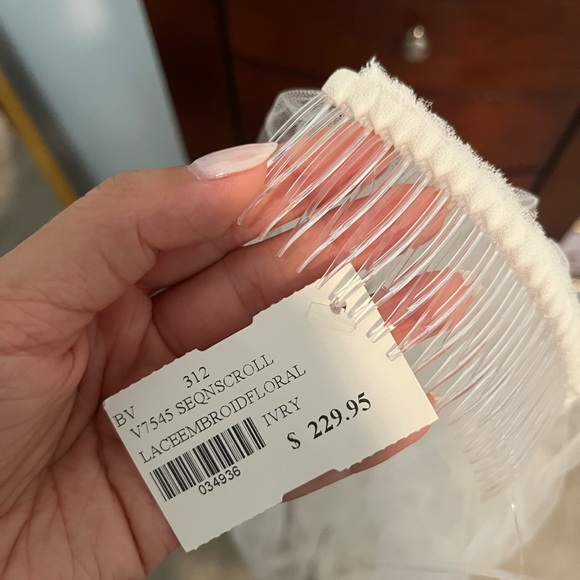 Fingertip length ivory veil - Picture 5 of 5